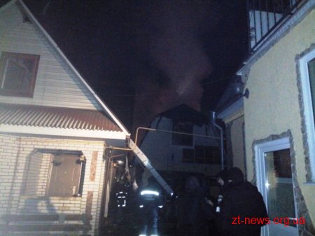 У Житомирі пожежу в одному з гаражів гасили одразу чотири відділення рятувальників У Житомирі пожежу в одному з гаражів гасили одразу чотири відділення рятувальників