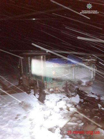 На Житомирщині патрульні наздогнали автомобіль, що перевозив деревину невідомого походження