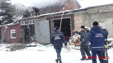 У Житомирі горіла одноповерхова будівля приватної фірми