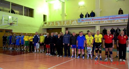 Володимир Ширма зіграв у волейбол у складі команди під час турніру ветеранів