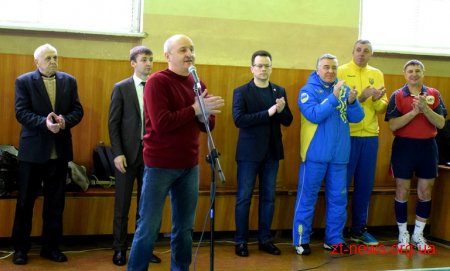 Володимир Ширма зіграв у волейбол у складі команди під час турніру ветеранів
