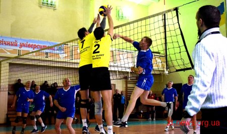 Володимир Ширма зіграв у волейбол у складі команди під час турніру ветеранів