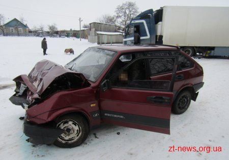 На Житомирщині "Ваз" зіштовхнувся з вантажівкою "Volvo"