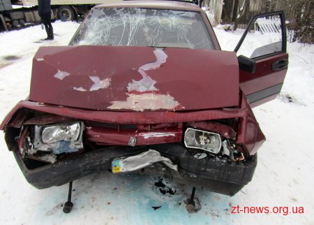 На Житомирщині "Ваз" зіштовхнувся з вантажівкою "Volvo"