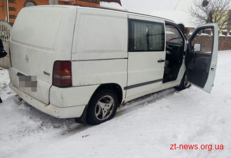 Поліцейські зі стрільбою зупинили автомобіль порушників, які намагались обікрасти підприємство