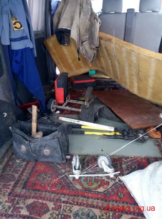 Поліцейські зі стрільбою зупинили автомобіль порушників, які намагались обікрасти підприємство