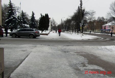 У Коростені під колеса автомобіля потрапили дві жінки