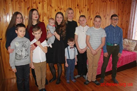 У Житомирі поліціянтка самостійно виховує 9 дітей
