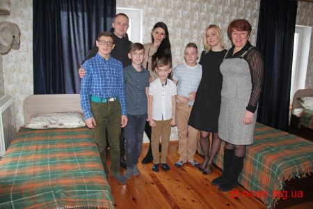 У Житомирі поліціянтка самостійно виховує 9 дітей