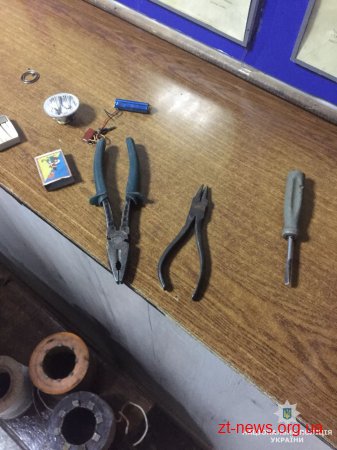 У Житомирі патрульні затримали молодиків з краденим ліфтовим обладнанням
