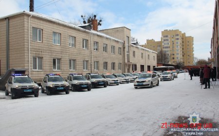 У Житомирі урочисто передали 15 автомобілів підрозділам поліції області