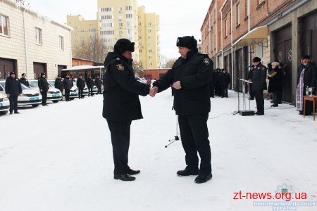 У Житомирі урочисто передали 15 автомобілів підрозділам поліції області