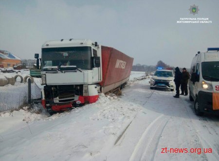 На трасі Київ - Чоп водій вантажівки влетів у паркан