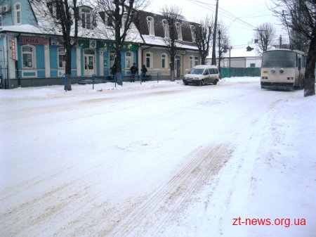 Для прибирання снігу на території міста задіяно 37 одиниць техніки