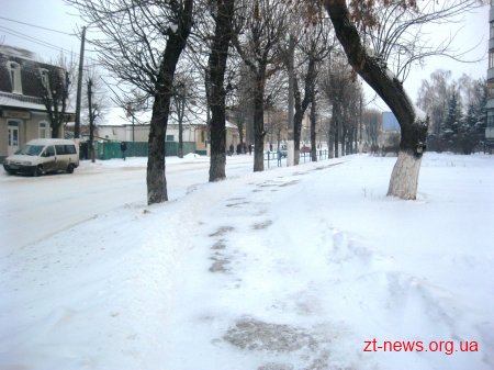 Для прибирання снігу на території міста задіяно 37 одиниць техніки