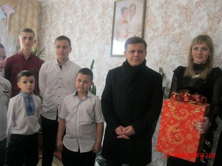 Родина, що виховує шестеро хлопчиків отримала власний будинок у Житомирі