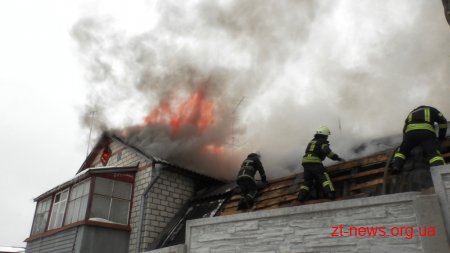 У Житомирі 18 вогнеборців ліквідували загоряння даху двоповерхового житлового будинку