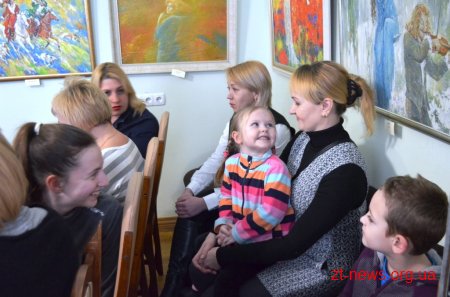 У Житомирі зі святом весни привітали матерів та дружин загиблих учасників АТО