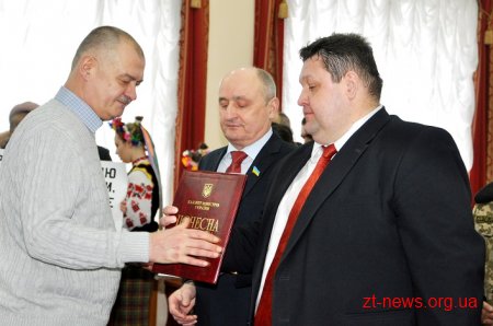 13 жителів області отримали ордени, почесні звання та відзнаки на початку сесії