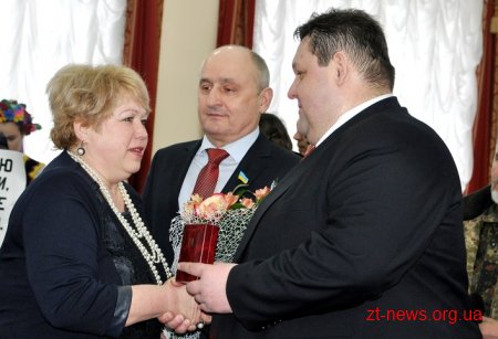 13 жителів області отримали ордени, почесні звання та відзнаки на початку сесії
