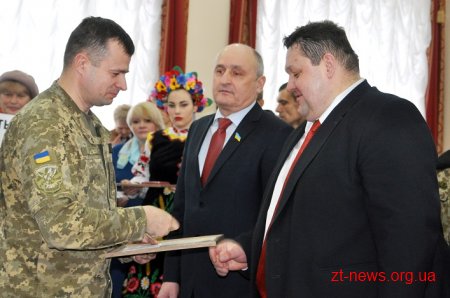 13 жителів області отримали ордени, почесні звання та відзнаки на початку сесії