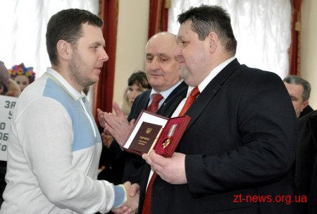13 жителів області отримали ордени, почесні звання та відзнаки на початку сесії