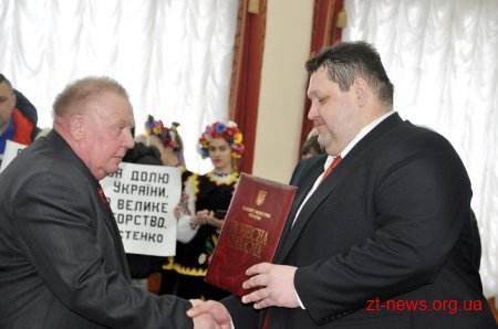 13 жителів області отримали ордени, почесні звання та відзнаки на початку сесії