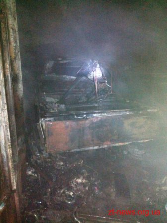 У Житомирі 14 вогнеборців ліквідовували пожежу в цегляному гаражі