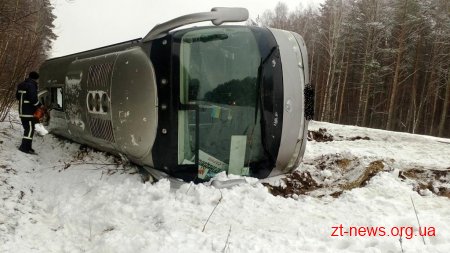 На трасі Київ-Ковель автобус без пасажирів перекинувся на бік