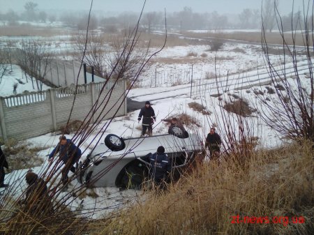 На Житомирщині водій ВАЗу не впорався з керуванням та вилетів у кювет