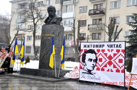 Урочистою ходою та читанням віршів відзначили 204 річницю від дня народження Тараса Шевченка