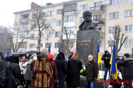 Урочистою ходою та читанням віршів відзначили 204 річницю від дня народження Тараса Шевченка