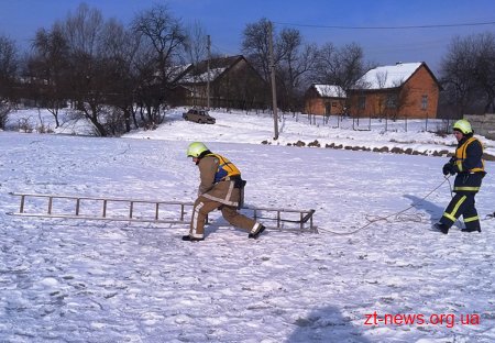 На Житомирщині бійці ДСНС врятували двох рибалок, які провалились під кригу