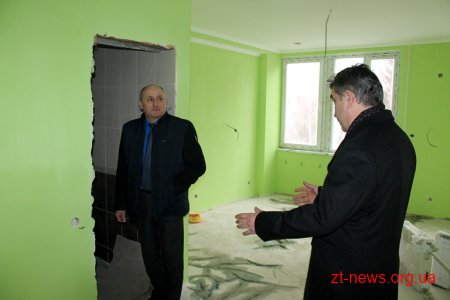 Володимир Ширма проінспектував ремонтні роботи у комунальних медичних установах