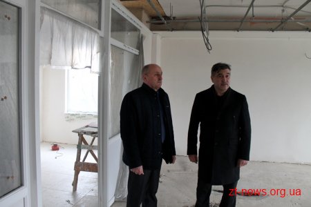 Володимир Ширма проінспектував ремонтні роботи у комунальних медичних установах