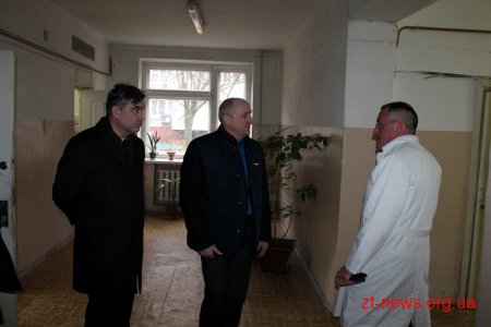 Володимир Ширма проінспектував ремонтні роботи у комунальних медичних установах