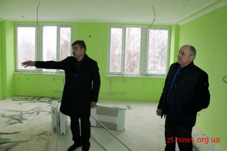 Володимир Ширма проінспектував ремонтні роботи у комунальних медичних установах