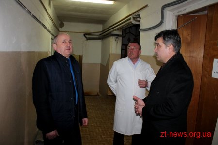 Володимир Ширма проінспектував ремонтні роботи у комунальних медичних установах
