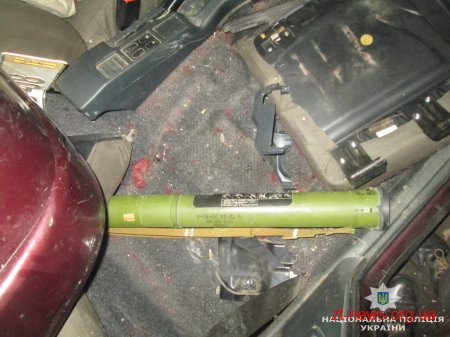 На Житомирщині правоохоронці у викраденому автомобілі виявили гранатомет