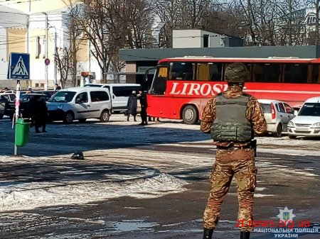 У центрі Житомира перекривали рух транспорту через підозрілий пакет