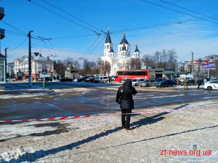 У центрі Житомира перекривали рух транспорту через підозрілий пакет