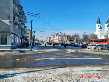 У центрі Житомира перекривали рух транспорту через підозрілий пакет