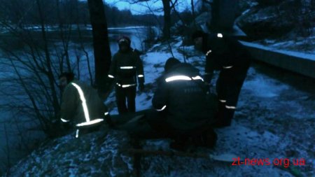 У Коростені рятувальники дістали з річки тіло жінки, яка стрибнула з мосту