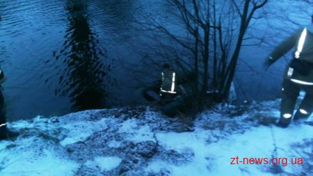 У Коростені рятувальники дістали з річки тіло жінки, яка стрибнула з мосту