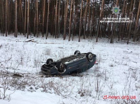 На трасі Київ - Чоп легковик злетів у кювет та перекинувся