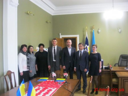 Сергій Сухомлин та директор Житомирського картонного комбінату підписали Меморандум про співпрацю