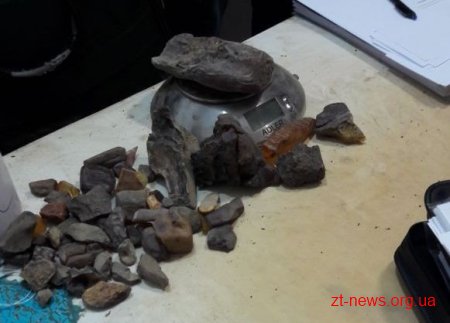 На Житомирщині СБУ вилучила понад чотири тонни бурштину-сирцю