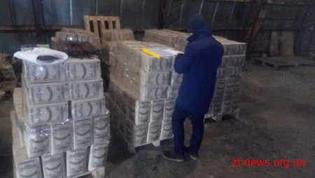 Під час обшуків в ангарах на Житомирщині виявили понад 6,3 тис літрів незаконно виготовленого алкоголю