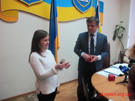 Міський голова вручив ключі від квартир двом дітям-сиротам