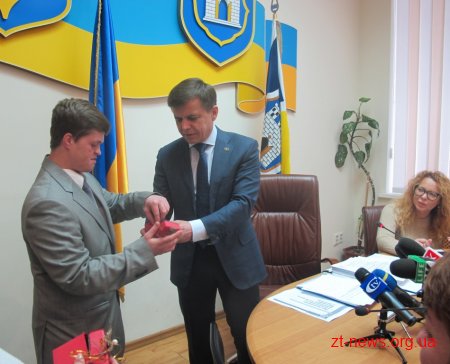 Міський голова вручив ключі від квартир двом дітям-сиротам